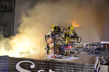 Feuerwehr bei Löscharbeiten in Berlin