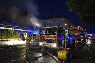 Feuerwehr bei Löscharbeiten in Berlin