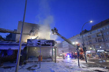 Feuerwehr bei Löscharbeiten in Berlin