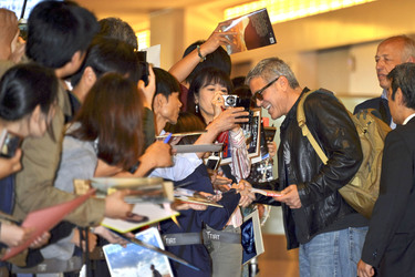 Ankunft der Clooneys auf dem Tokyo International Airport