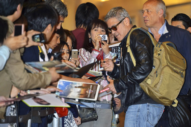 Ankunft der Clooneys auf dem Tokyo International Airport