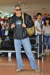 Ankunft der Clooneys auf dem Tokyo International Airport