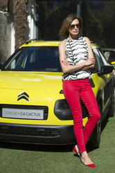 Nieves Alvarez präsentiert Transitions XTRActive Brillengläser in Madrid