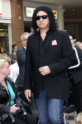 Gene Simmons auf Mauertour in Berlin