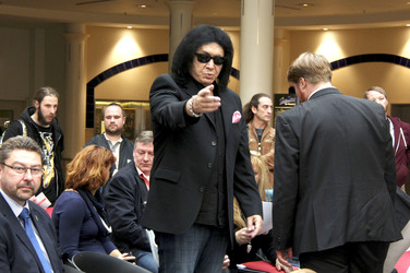 Gene Simmons auf Mauertour in Berlin