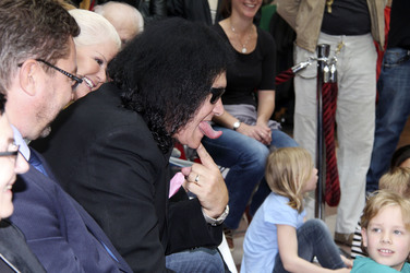 Gene Simmons auf Mauertour in Berlin