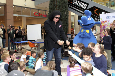 Gene Simmons auf Mauertour in Berlin