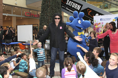 Gene Simmons auf Mauertour in Berlin