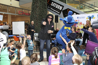 Gene Simmons auf Mauertour in Berlin