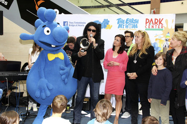 Gene Simmons auf Mauertour in Berlin