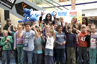 Gene Simmons auf Mauertour in Berlin