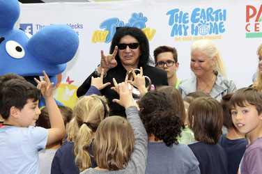 Gene Simmons auf Mauertour in Berlin