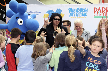 Gene Simmons auf Mauertour in Berlin