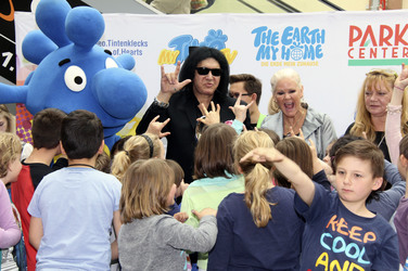 Gene Simmons auf Mauertour in Berlin