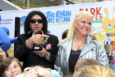 Gene Simmons auf Mauertour in Berlin