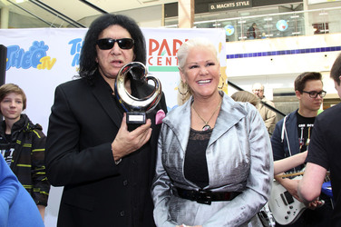Gene Simmons auf Mauertour in Berlin
