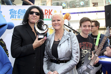 Gene Simmons auf Mauertour in Berlin