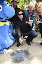 Gene Simmons auf Mauertour in Berlin