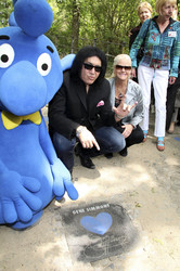 Gene Simmons auf Mauertour in Berlin