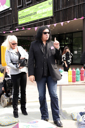 Gene Simmons auf Mauertour in Berlin