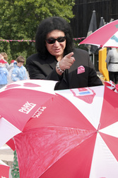 Gene Simmons auf Mauertour in Berlin
