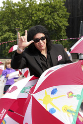 Gene Simmons auf Mauertour in Berlin