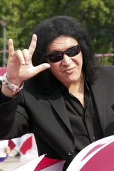 Gene Simmons auf Mauertour in Berlin