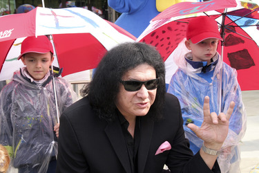 Gene Simmons auf Mauertour in Berlin