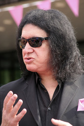 Gene Simmons auf Mauertour in Berlin