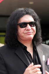 Gene Simmons auf Mauertour in Berlin