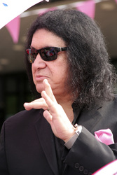 Gene Simmons auf Mauertour in Berlin