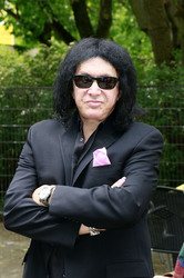 Gene Simmons auf Mauertour in Berlin