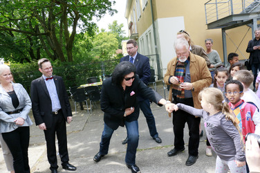 Gene Simmons auf Mauertour in Berlin