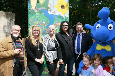 Gene Simmons auf Mauertour in Berlin