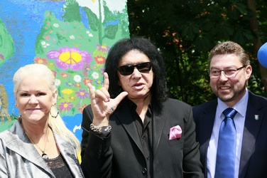 Gene Simmons auf Mauertour in Berlin