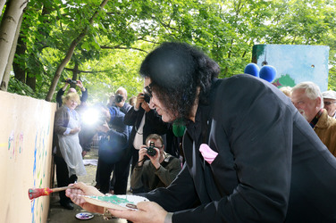 Gene Simmons auf Mauertour in Berlin