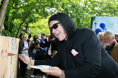 Gene Simmons auf Mauertour in Berlin