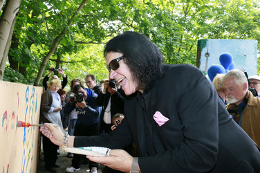 Gene Simmons auf Mauertour in Berlin