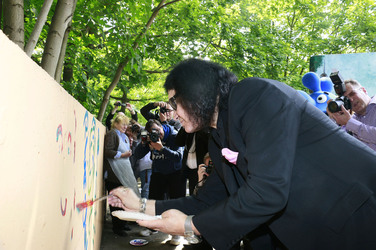 Gene Simmons auf Mauertour in Berlin