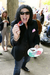 Gene Simmons auf Mauertour in Berlin