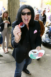 Gene Simmons auf Mauertour in Berlin