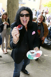 Gene Simmons auf Mauertour in Berlin