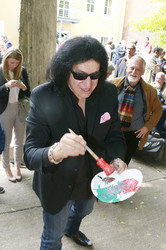 Gene Simmons auf Mauertour in Berlin