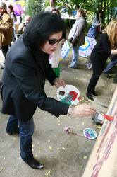 Gene Simmons auf Mauertour in Berlin