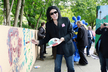 Gene Simmons auf Mauertour in Berlin
