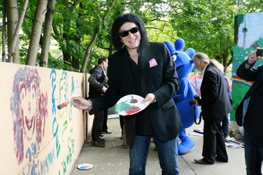 Gene Simmons auf Mauertour in Berlin