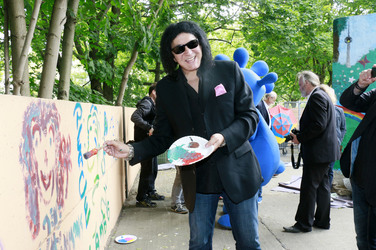 Gene Simmons auf Mauertour in Berlin