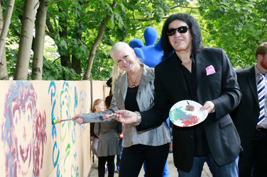 Gene Simmons auf Mauertour in Berlin