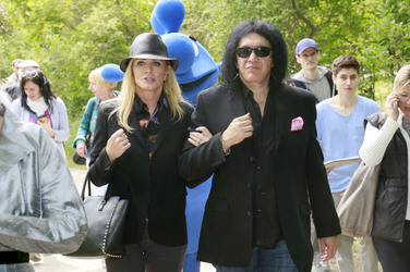 Gene Simmons auf Mauertour in Berlin