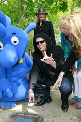 Gene Simmons auf Mauertour in Berlin